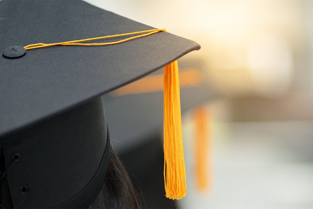 Zoom sur un chapeau de graduation