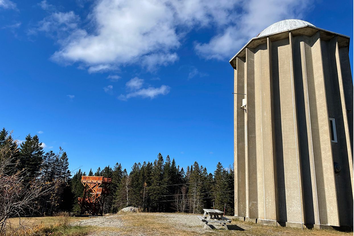 Image du bâtiment du Mont Cosmos par une journée ensoleillée