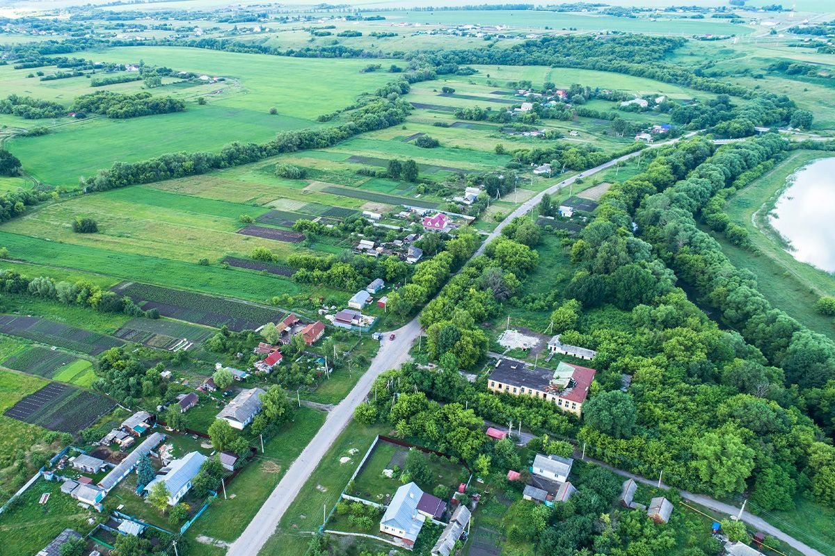 Vue aérienne d'un paysage agricole avec des arbres et des habitations