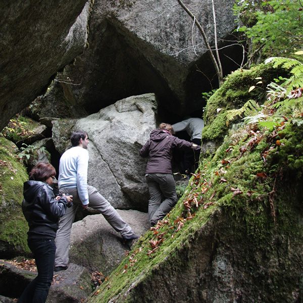 Groupe d'étudiants en sortie terrain près de rochers