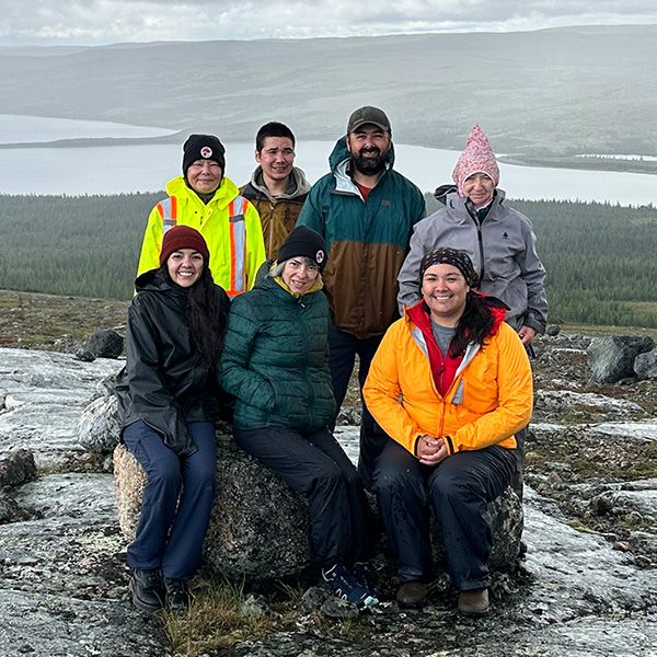 Groupe de sept personnes en plein air près d'un cours d'eau