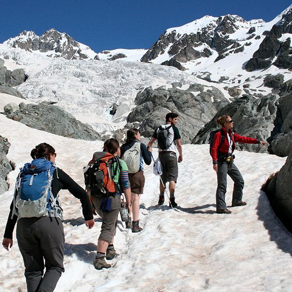 Groupe d'étudiantes et d'étudiants montant une montagne enneigée