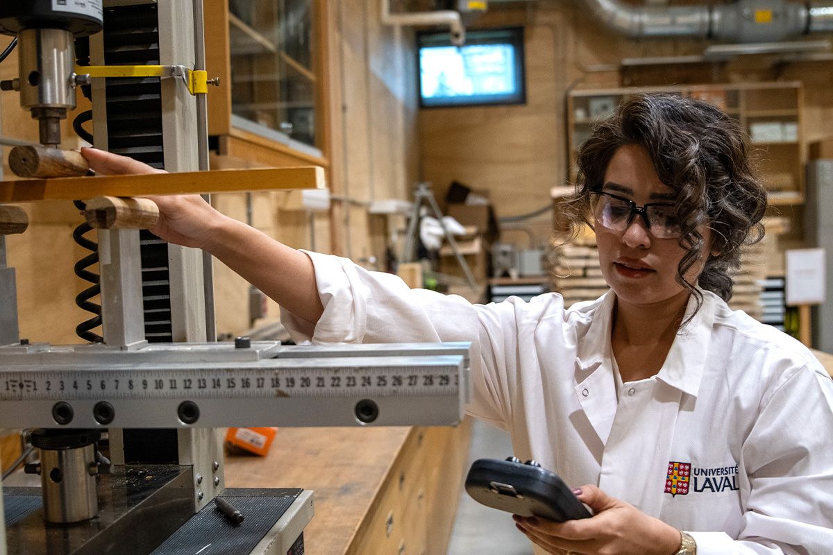 Femme en recherche qui travaille sur une machine