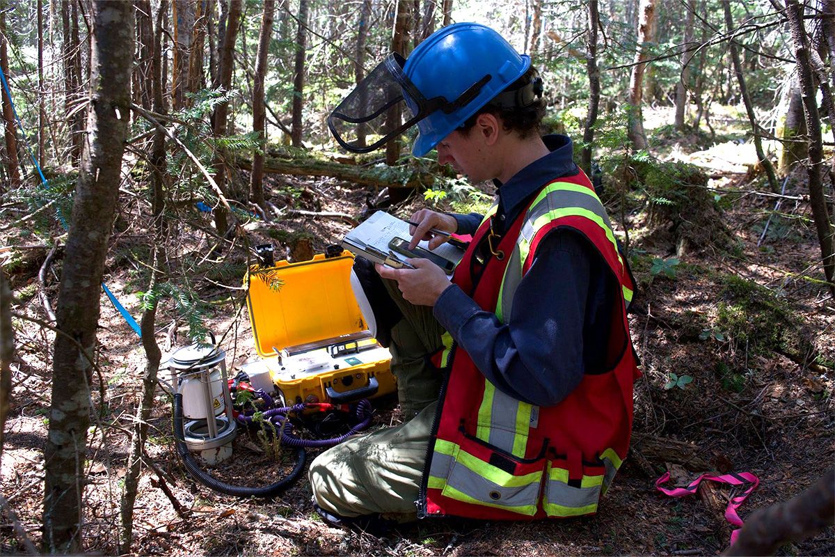 Étudiant testant une machine en forêt