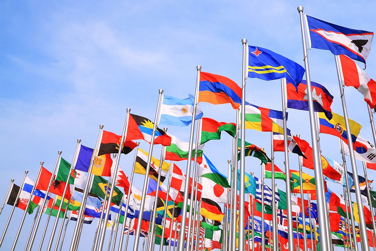 Drapeaux de toutes les nations sur des mats à l'extérieur