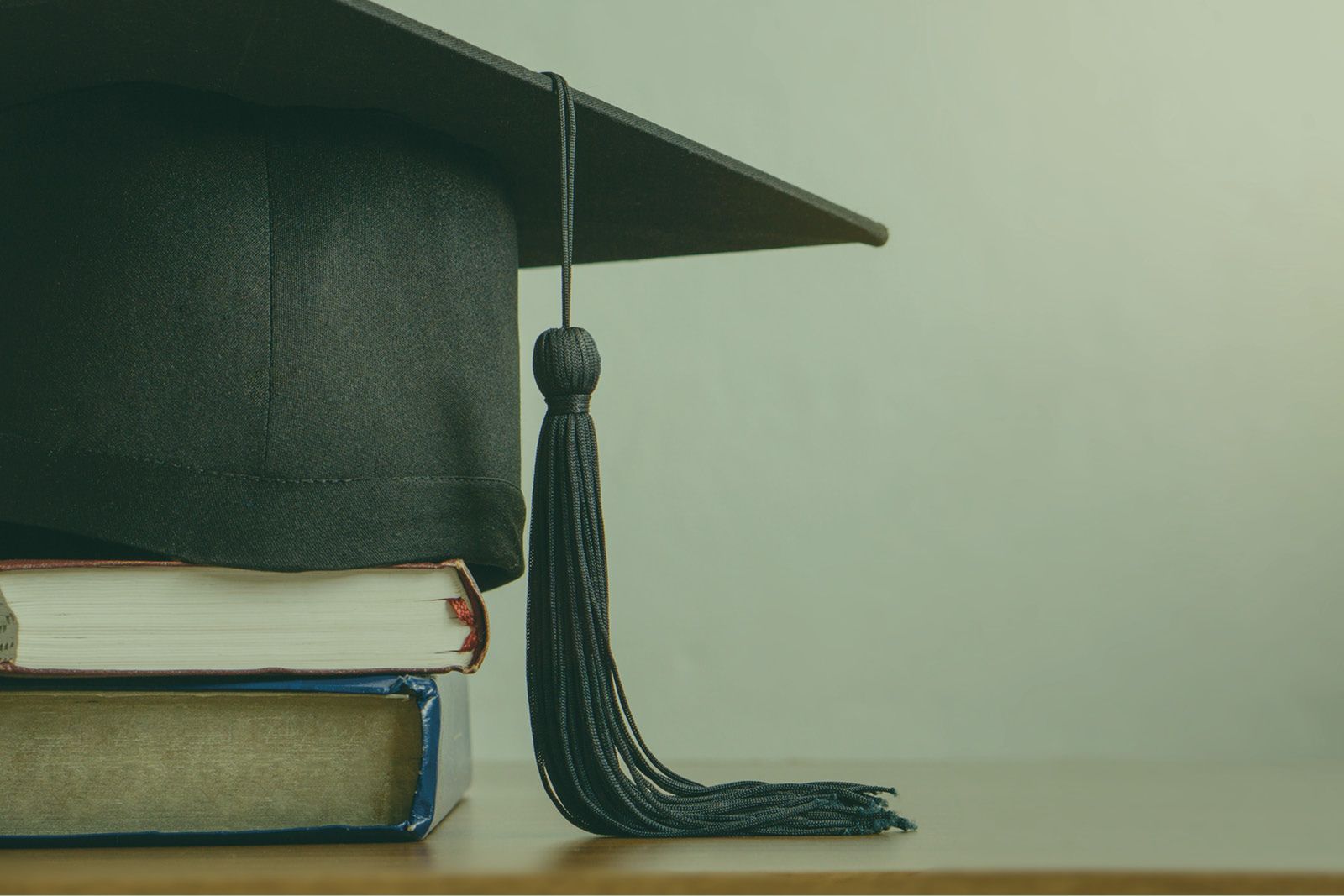 Chapeau de graduation sur une pile de livres