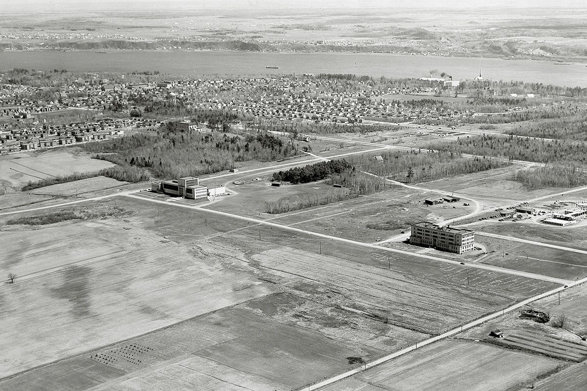 Campus en noir et blanc en 1950 où il n'y a qu'un seul bâtiment entouré de champs