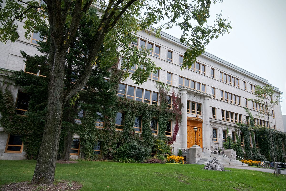 Photo du pavillon Abitibi-Price en été