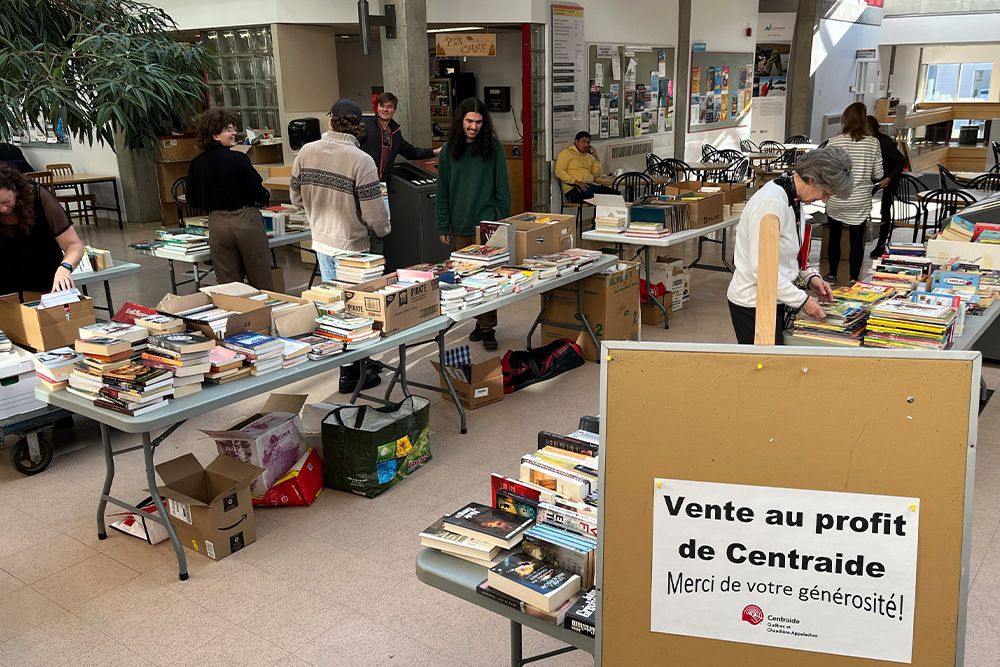 Livres sur des tables au milieu d'une cafétéria