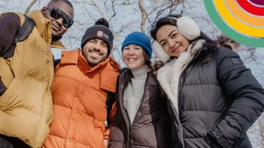 Quatre étudiants dehors