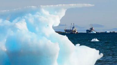 Des bateaux naviguent dans la baie de Frobisher, au large d’Iqaluit