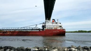 Gros bateau sur un plan d'eau