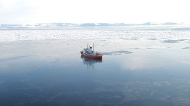 Bateau sur une étendue d'eau glacée