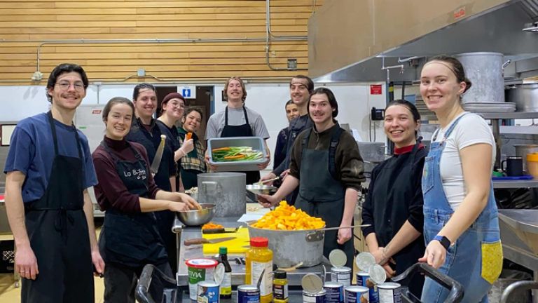 Groupe d'étudiant dans une cuisine universitaire